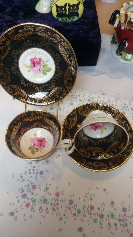 VINTAGE ROYAL ALBERT NO NAME DUOS