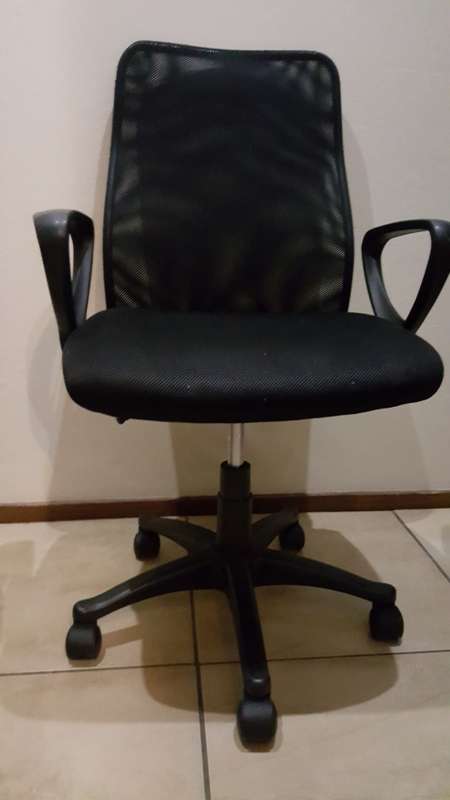 DESK CHAIR BLACK ADJUSTABLE IN EXCELLENT CONDITION SECONDHAND