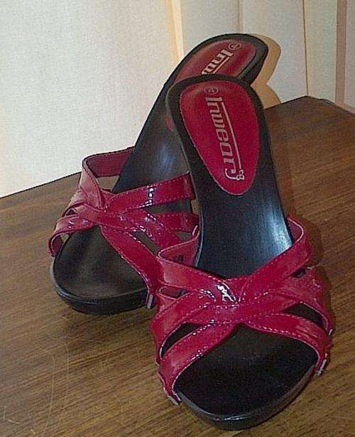 Inwear size 4 dark red shoe