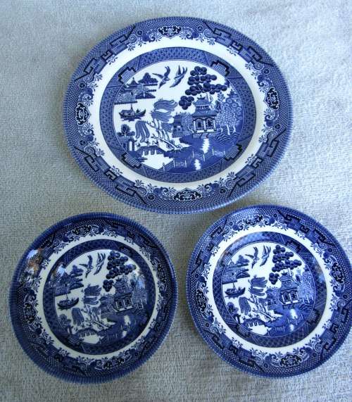 for the lovers of willow pattern china, as new set of churchill, Queens pattern serving set of 3 pcs