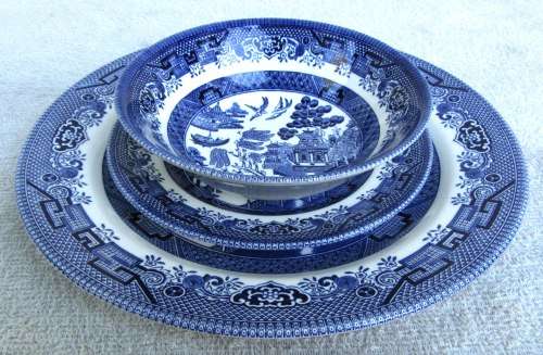 for the lovers of willow pattern china, as new set of churchill, Queens pattern serving set of 3 pcs