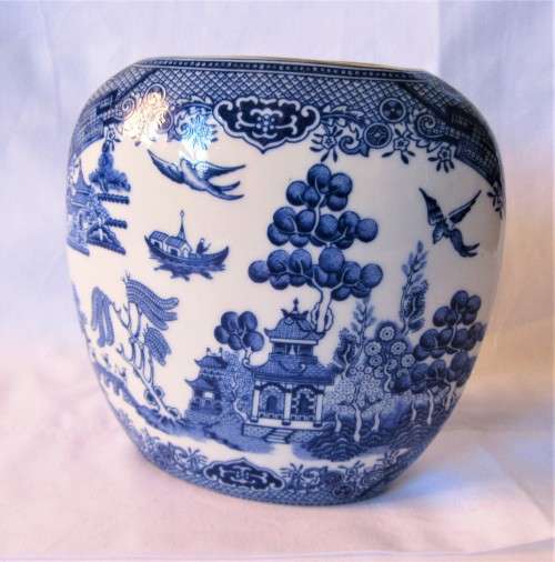 Top quality Blue and White willow Pattern porcelain vase, great transfer.