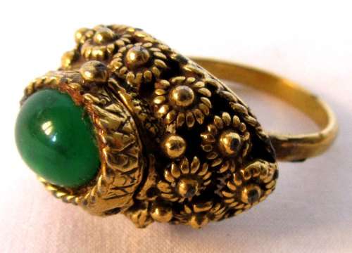 Classic vtg Poison Ring, Fun costume jewellery item, green stone and gilt, flaps open, VGC
