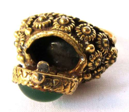 Classic vtg Poison Ring, Fun costume jewellery item, green stone and gilt, flaps open, VGC