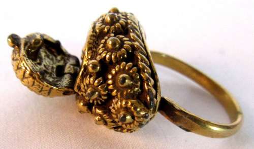 Classic vtg Poison Ring, Fun costume jewellery item, green stone and gilt, flaps open, VGC