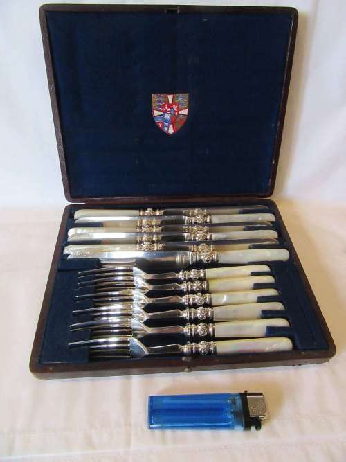 Rather lovely Antique/VTG boxed set Mother of Pearl SP fruit cutlery set, good condition.