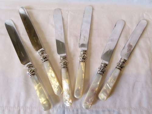 Rather lovely Antique/VTG boxed set Mother of Pearl SP fruit cutlery set, good condition.
