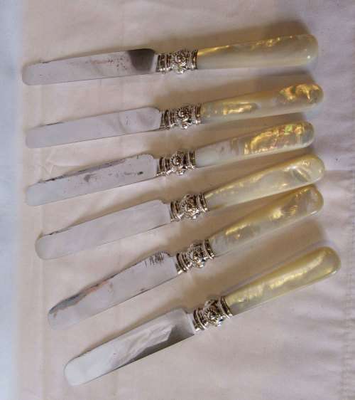 Rather lovely Antique/VTG boxed set Mother of Pearl SP fruit cutlery set, good condition.