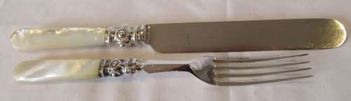 Rather lovely Antique/VTG boxed set Mother of Pearl SP fruit cutlery set, good condition.