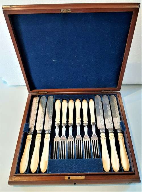 Solid Figured Mahogany Box containing 23 piexes of bone style SP fruit cutlery VGC