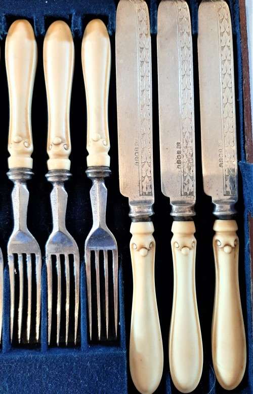Solid Figured Mahogany Box containing 23 piexes of bone style SP fruit cutlery VGC