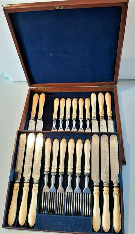 Solid Figured Mahogany Box containing 23 piexes of bone style SP fruit cutlery VGC
