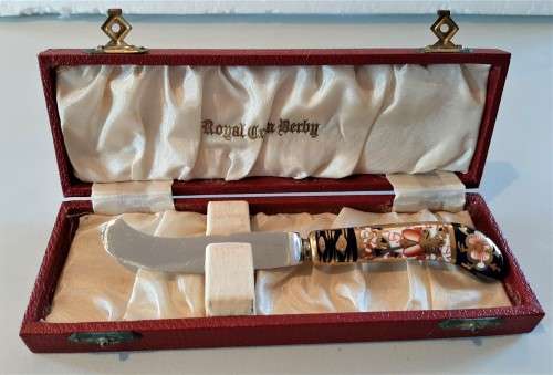 Royal Crown Derby Imari pattern porcelain handle cheese knife boxed, excellent unused condition.