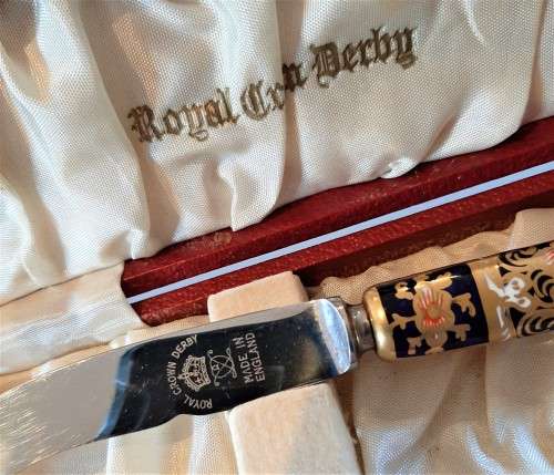 Royal Crown Derby Imari pattern porcelain handle cheese knife boxed, excellent unused condition.