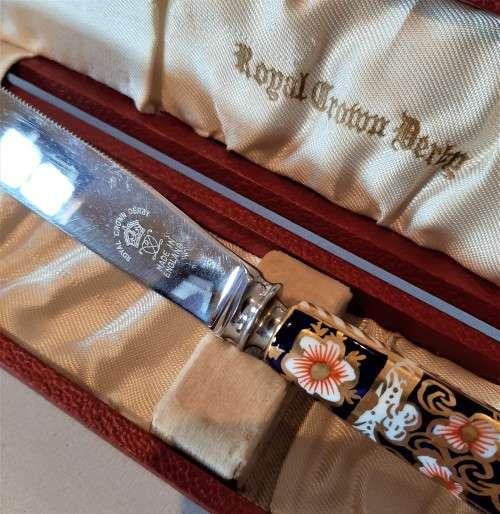Royal Crown Derby Imari pattern porcelain handle Bread knife boxed, excellent unused condition.