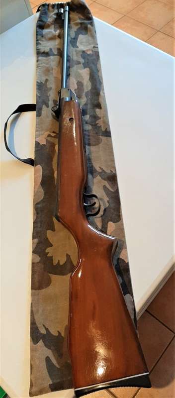Nice Air Rifle in excellent damage free working condition, comes with Camo pouch with handle