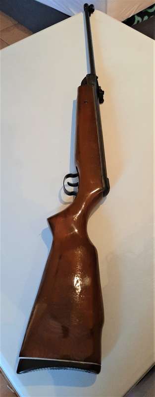 Nice Air Rifle in excellent damage free working condition, comes with Camo pouch with handle