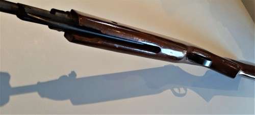 Nice Air Rifle in excellent damage free working condition, comes with Camo pouch with handle