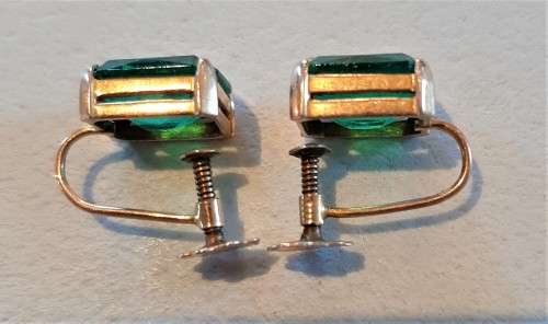 Beautiful vintage solid 9 carat gold emeral coloured earrings in the screw on design, 3.6 gr
