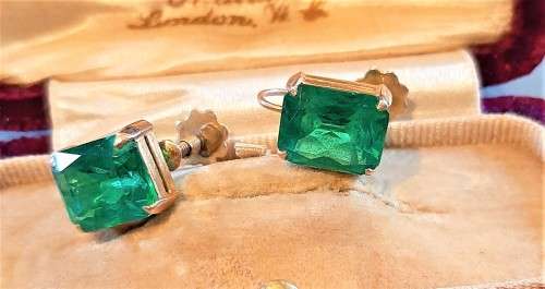 Beautiful vintage solid 9 carat gold emeral coloured earrings in the screw on design, 3.6 gr