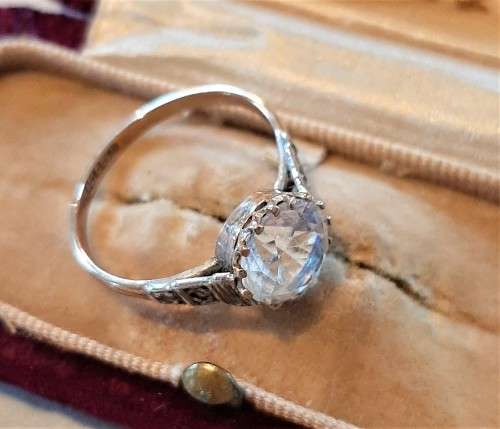 Lovely Solid 9 carat gold vintage look ring set with a large 10mm white stone possibly CZ 2.0gr