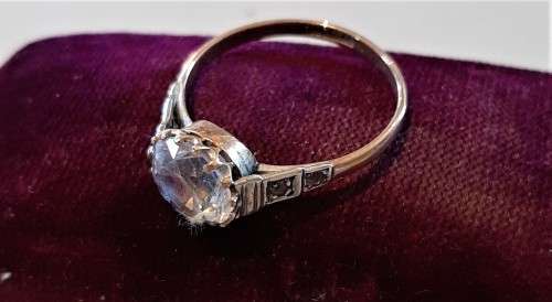 Lovely Solid 9 carat gold vintage look ring set with a large 10mm white stone possibly CZ 2.0gr