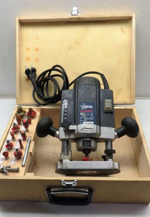 ROUTER * STARTEL 1020 WATTS * WITH 12 ADDITIONAL BITS IN WOODEN CARRY CASE *