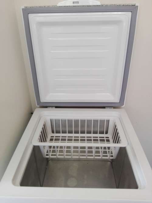 DEFY CHEST FREEZER * AS NEW PURCHASE DATE 03/04/2016 * REPLACEMENT COST R2699.00