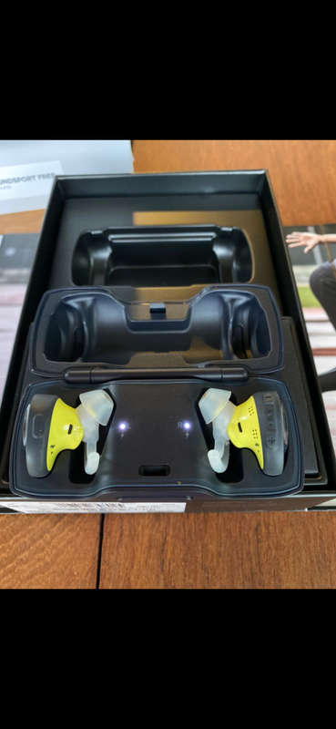 Bose SoundSport Free True Wireless Earphone  LIKE NEW 9.5/10 Mint