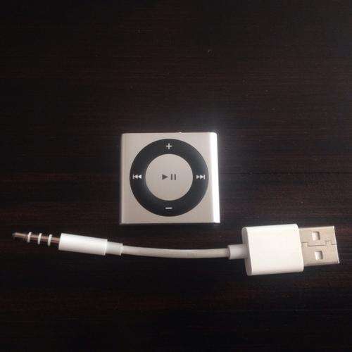 iPod Shuffle 2GB Silver - Great Condition