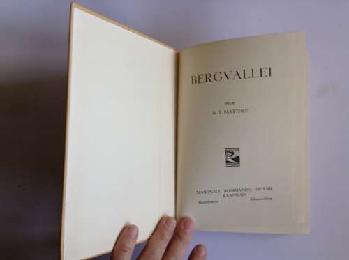 Bergvallei deur AJ Matthee