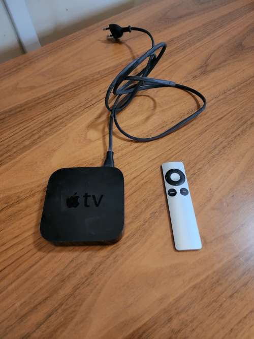 Apple TV (3rd Generation - A1469) with remote