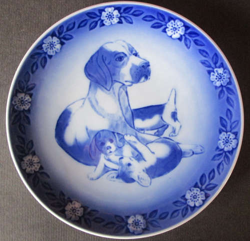 Royal Copenhagen Wall Plate 'Mother Dog and Puppies' 1986