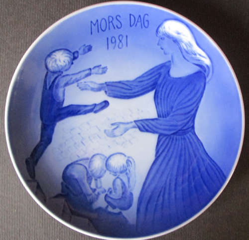 Royal Copenhagen Wall Plate 'Mother Day' 1981