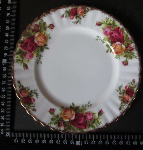 Royal Albert Plate 186mm width 'Old Country Roses'