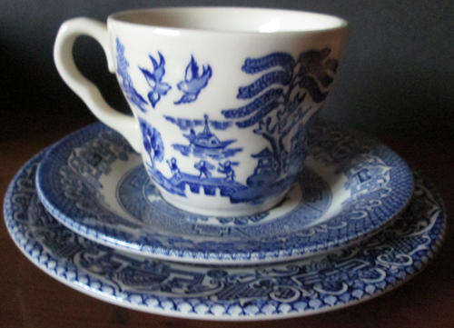 EIT English Ironstone Tea Trio 'Willow Pattern'