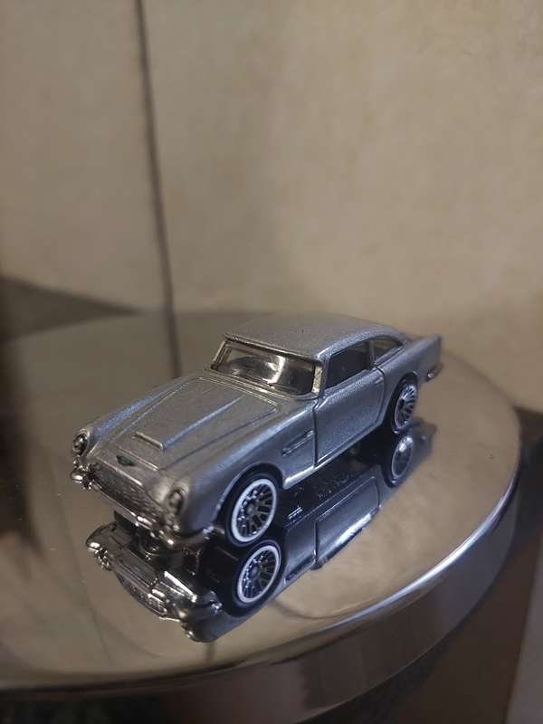 Hot Wheels `63 Aston Martin DB5 (007)