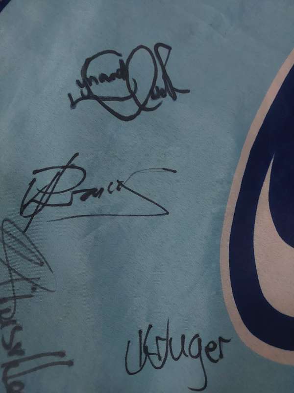BLUE BULLS SIGNED FLAG (Olivier, Du Preez, Steenkamp, Kuhn, Steyn, Gerber, Engels Stegman, etc.)