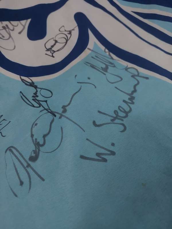 BLUE BULLS SIGNED FLAG (Olivier, Du Preez, Steenkamp, Kuhn, Steyn, Gerber, Engels Stegman, etc.)