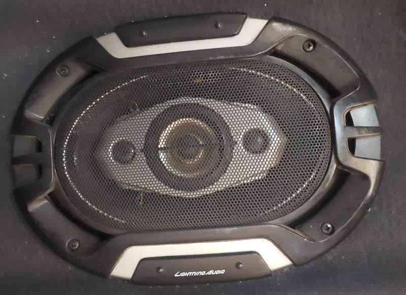 LIGHTNING AUDIO 6"9 SPEAKERS (2)
