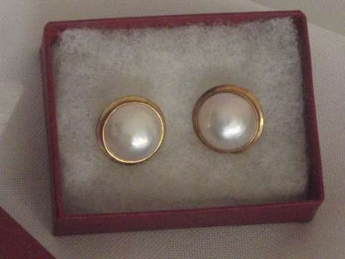 9ct YELLOW GOLD AND MABÉ PEARL STUD EARRINGS (NEW - WITH VALUATION CERTIFICATE)