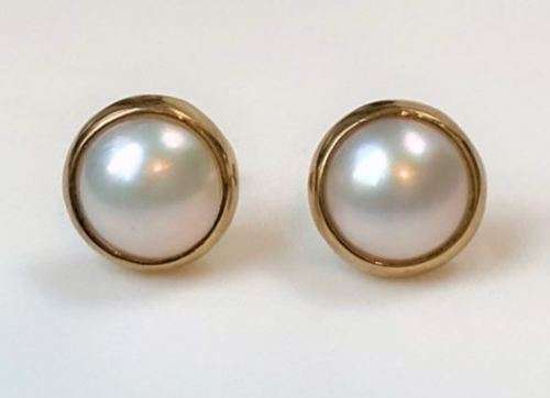 9ct YELLOW GOLD AND MABÉ PEARL STUD EARRINGS (NEW - WITH VALUATION CERTIFICATE)