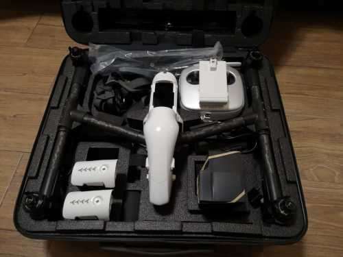 DJI INSPIRE 1 DRONE WITH ORIGINAL PACKAGING ONLY USED 2 TIMES STILL BRAND NEW