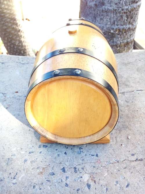 Stunning Vintage Wooden WHYTE and MACKAY SCOTHCH Whiskey Barrel With Stand 21 x 12.5 x 12.5 cm