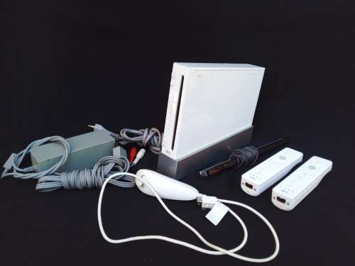 Wii BUNDLE - 1 X CONSOLE - 3 X REMOTE CONTROLLER`S - 1 X SENSOR - 100% WORKING