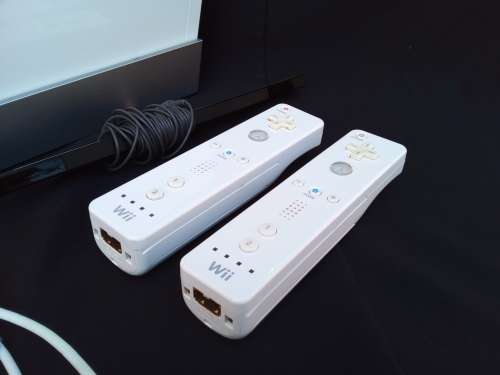 Wii BUNDLE - 1 X CONSOLE - 3 X REMOTE CONTROLLER`S - 1 X SENSOR - 100% WORKING