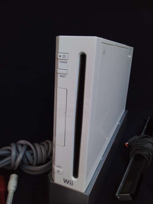 Wii BUNDLE - 1 X CONSOLE - 3 X REMOTE CONTROLLER`S - 1 X SENSOR - 100% WORKING