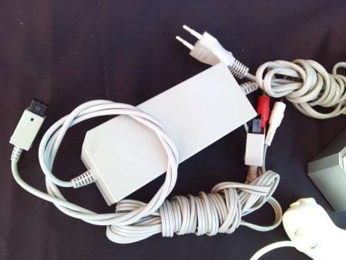 Wii BUNDLE - 1 X CONSOLE - 3 X REMOTE CONTROLLER`S - 1 X SENSOR - 100% WORKING
