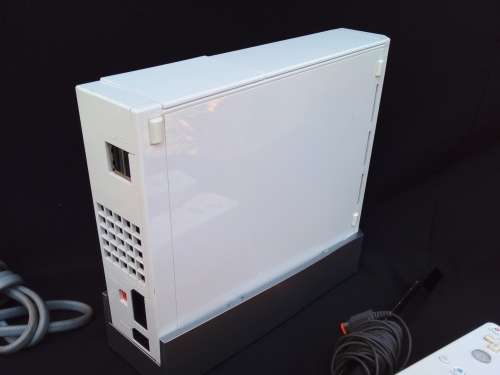 Wii BUNDLE - 1 X CONSOLE - 3 X REMOTE CONTROLLER`S - 1 X SENSOR - 100% WORKING