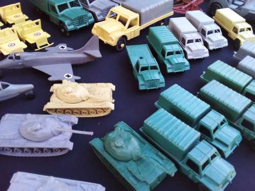 VINTAGE MILATARY TOYS`